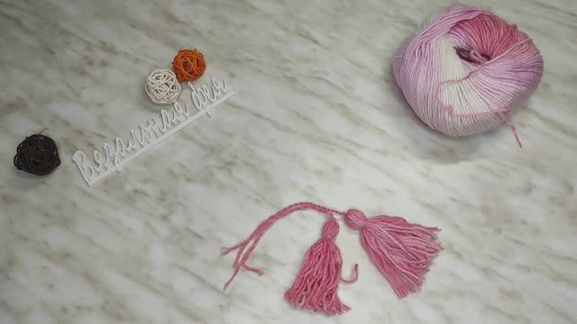 Как сделать кисточки из пряжи, ниток. Кисти для бактуса. Лайфхак с пластиковой картой смотреть онлайн