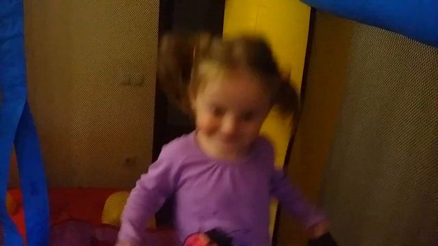 Моя сестрёнка прыгает на батуте очень весело!!!! смотреть онлайн