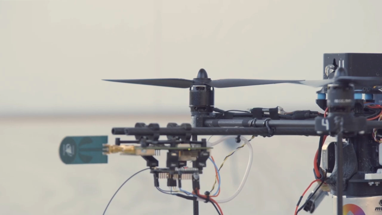 В Италии дроны сделали крупномасштабное граффити смотреть онлайн