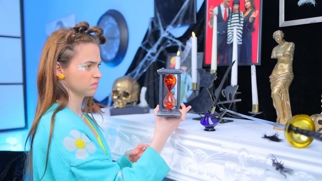 Уэнсдей Аддамс vs Инид! Гаджеты против DIY челлендж! смотреть онлайн