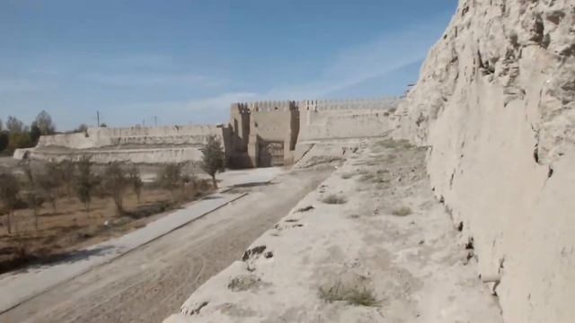 Руинированные крепостные стены древней Бухары. 2019 смотреть онлайн