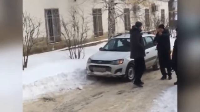 Автолюбитель заблокировал проезд "скорой помощи" по территории больницы смотреть онлайн