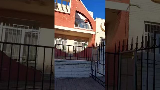 В КАКОМ ТЕАТРЕ СЛУЖАТ ГЕРОИ ФИЛЬМА " СЛУЖЕБНЫЙ РОМАН " ?#питер смотреть онлайн