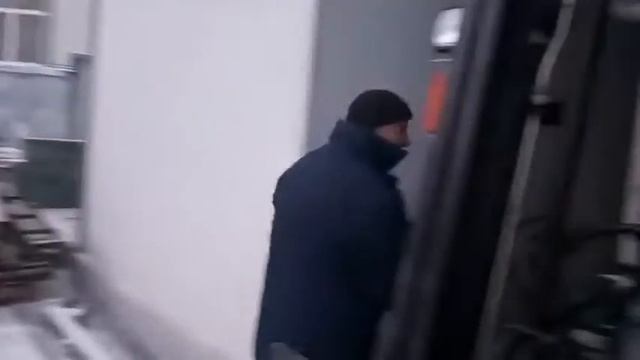 Заснеженная дорога на заводе смотреть онлайн