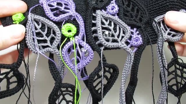 По сторонам вязаной сумки добавлю еще вязаные листочки смотреть онлайн