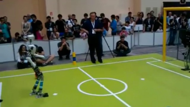 Роботы играют в футбол на RoboCup 2011 смотреть онлайн