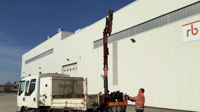 2005 Renault Midlum 180 Crew Cab Flatbed Truck w/Crane I St Aubin, France Auction - 8 & 9 March смотреть онлайн