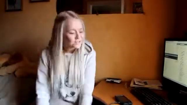 Симпатичная девушка очень клево поет! смотреть онлайн