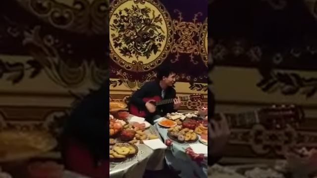 Акан Суюнов Кел жаным на гитаре смотреть онлайн