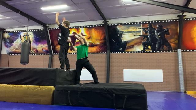 Отрабатываем переворот назад в падение смотреть онлайн