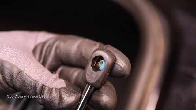Come sostituire molle a gas su OPEL ASTRA H Sedan [VIDEO TUTORIAL DI AUTODOC] смотреть онлайн