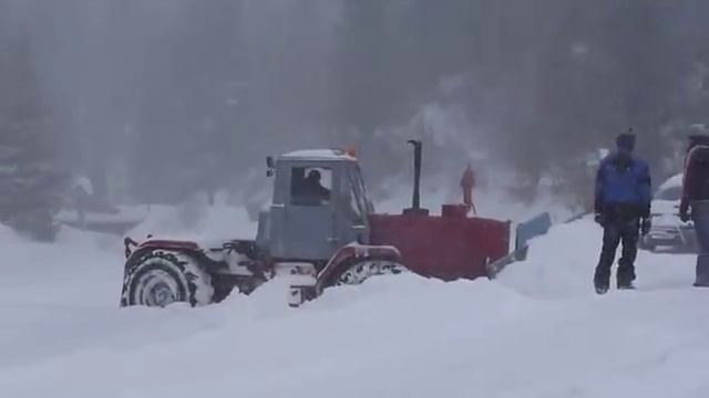 Трактор снегоуборщик свалился в сугроб смотреть онлайн
