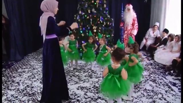 Маленькие Ёлочки выступают для вас друзья! Поддержим симпатюлек 1 смотреть онлайн