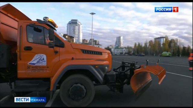 На площади Куйбышева появились десятки единиц коммунальной техники смотреть онлайн
