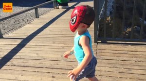 Маленький Мальчик Человек Паук Гуляет на Горе в Турции Алания