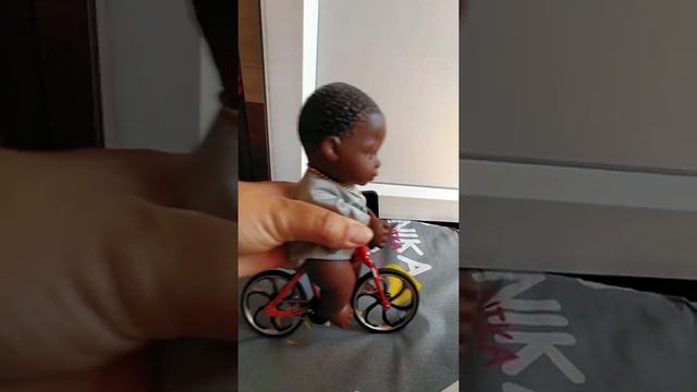 Пупсик Шоу и Джон в скейт парке, делают разные трюки. смотреть онлайн