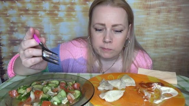 МУКБАНГ ВАРЕНИКИ С СЫРОЙ КАРТОШКОЙ И САЛОМ//ОВОЩНОЙ САЛАТ///НЕ АСМР///Mukbang/// смотреть онлайн