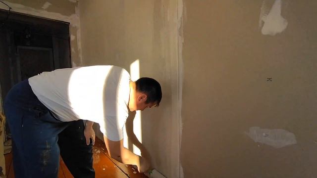 Главное правильно разводить шпаклёвку без комочков, а опыт шпаклевания стен придет во время работы. смотреть онлайн