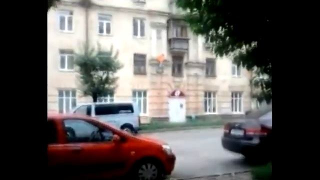 В Ижевске мужчина вылез с окна третьего этажа и стоял на фасаде смотреть онлайн