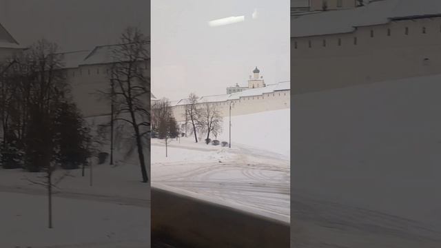 Казань из окна троллейбуса. Кремль, набережная, река Казанка. #казань смотреть онлайн