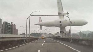 На Тайване Пассажирский Самолет Упал в Реку