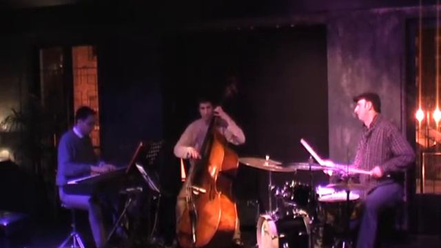 Adrian Carrio Trio - Tolivia's groove смотреть онлайн