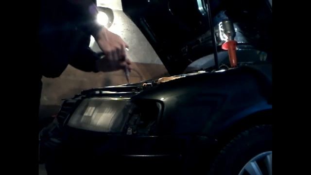 Как снять заменить переднюю оптику VW PASSAT B5(96-00)demontaz zamiana przednie lampy+kierunkowkazy смотреть онлайн