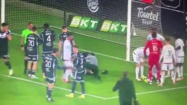Bordeaux star Elis rushed to hospital after head injury смотреть онлайн