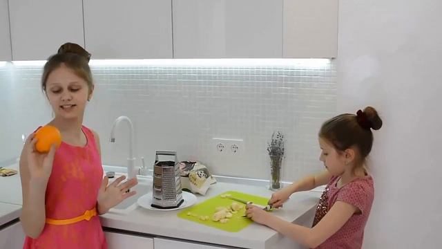 Готовят Дети: Пирожки Востока - самосы с фруктами (Выпуск#79) смотреть онлайн