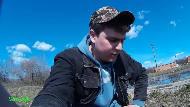 Добыча червяка с помощью аккумулятора в полевых условиях смотреть онлайн
