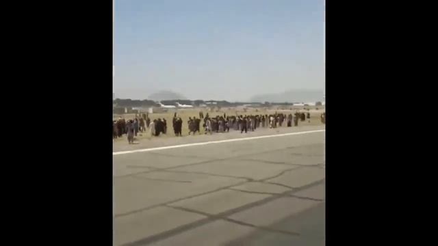 АФГОНИСТОН.КАБУЛ.АЭРОПОРТ.Афганцы спасаются на шасси самолета. смотреть онлайн