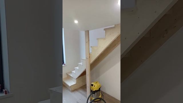 Закрытая классическая лестница на косоурах в детской комнате. смотреть онлайн