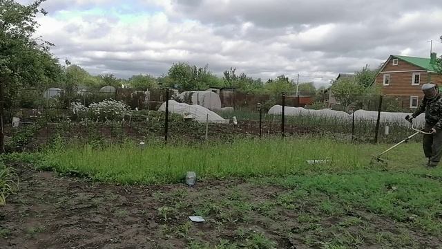 Приехал в отпуск, покосил траву, навел порядок на участке ... смотреть онлайн