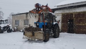 Аномальны снегопад в апреле! Купили новый распределитель и НШ-10 в МТЗ 80.1   тягаем навоз