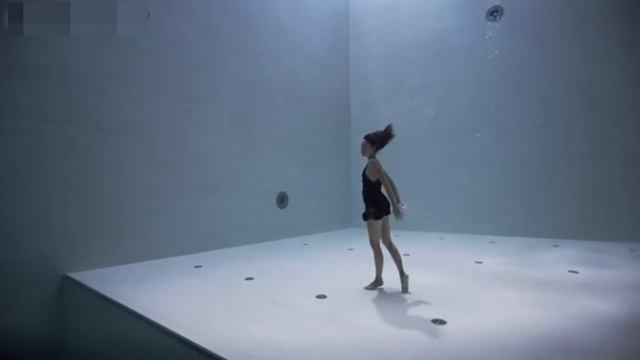 НЕВЕРОЯТНО КРАСИВЫЙ ТАНЕЦ ПОД ВОДОЙ!!!!?INCREDIBLY BEAUTIFUL DANCE UNDER WATER!!!!! смотреть онлайн