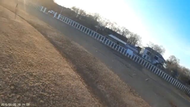 Полёт на коптере над беговой дорожкой и пролёт через ворота смотреть онлайн