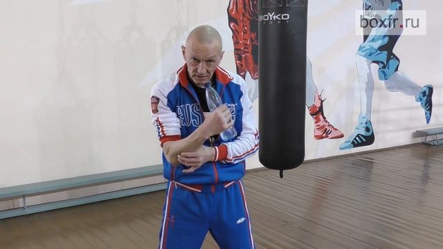 Бокс: постановка удара с помощью бутылки с водой смотреть онлайн