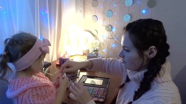 Маленький визажист/ Дочка делает макияж / Макияж для мамы смотреть онлайн