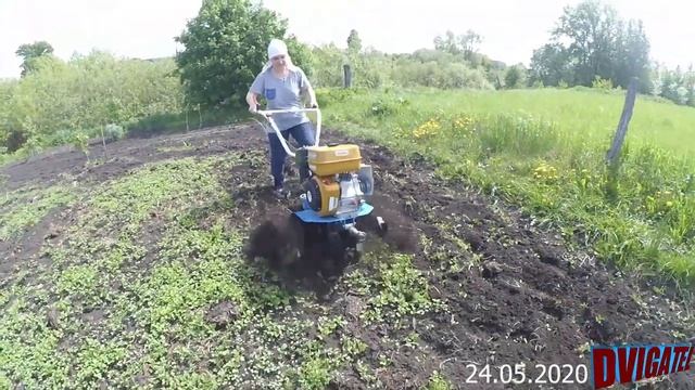 Женщина за рулем Мотоблока, - учитесь, мужики!!! Нева МБ23 смотреть онлайн