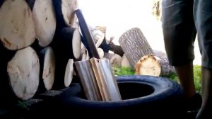 Веселая колка дров набором колунов