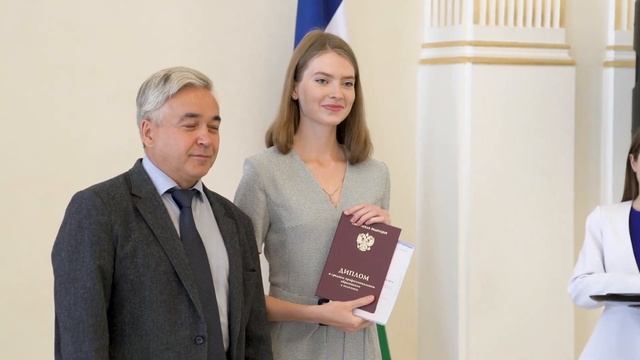 Выпускникам Колледжа БГПУ им.Акмуллы вручили дипломы с отличием смотреть онлайн