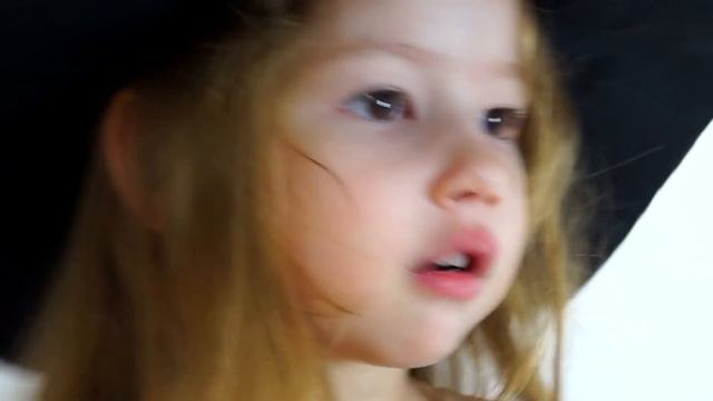 Вредная ведьма в гостях у Эмили на Хэллоуин