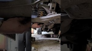 замена переднего амортизатора Газель Некст в гараже