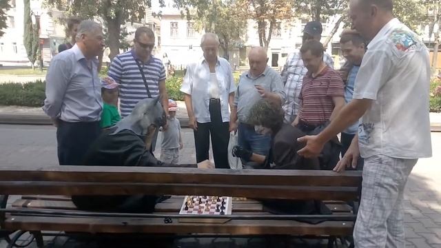 Бетмен і Джокер грають в шахи у Франківську смотреть онлайн