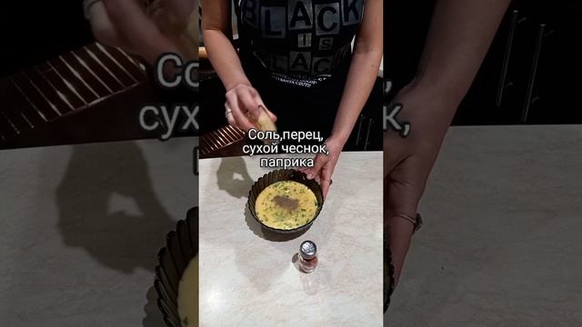 Необычный хот дог с хрустящей корочкой, яйцом и сыром. смотреть онлайн