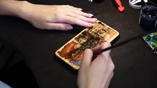 Нарисовали на деревянном чехле ее любимую фотку с сыном ! Подарок для нее #Creedcase #Creedwood смотреть онлайн