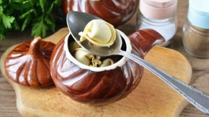 Пельмени в горшочках со сметаной