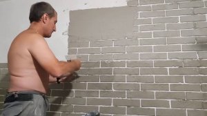 Декоративные кирпичики с помощью трафарета.