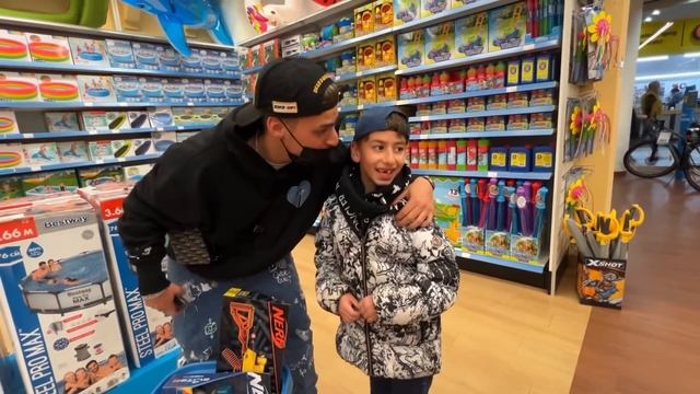 INNERHALB 1 Minute ALLES kaufen was mein BRUDER anfässt? | JamooTv смотреть онлайн