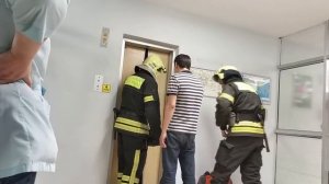 Ребенок застрял в лифте